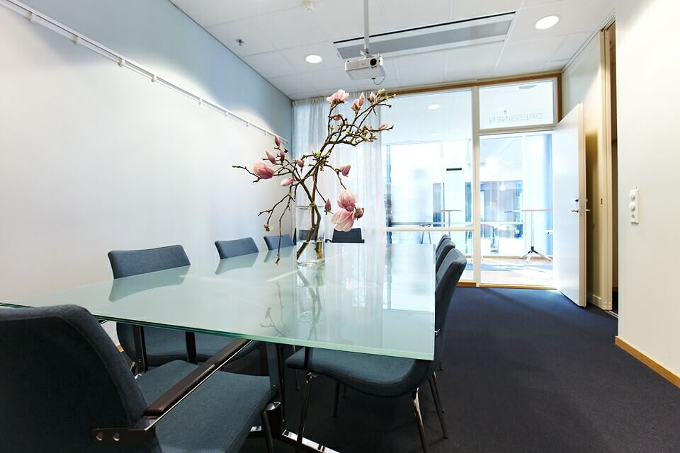 Ljust mötesrum för ett mindre sällskap