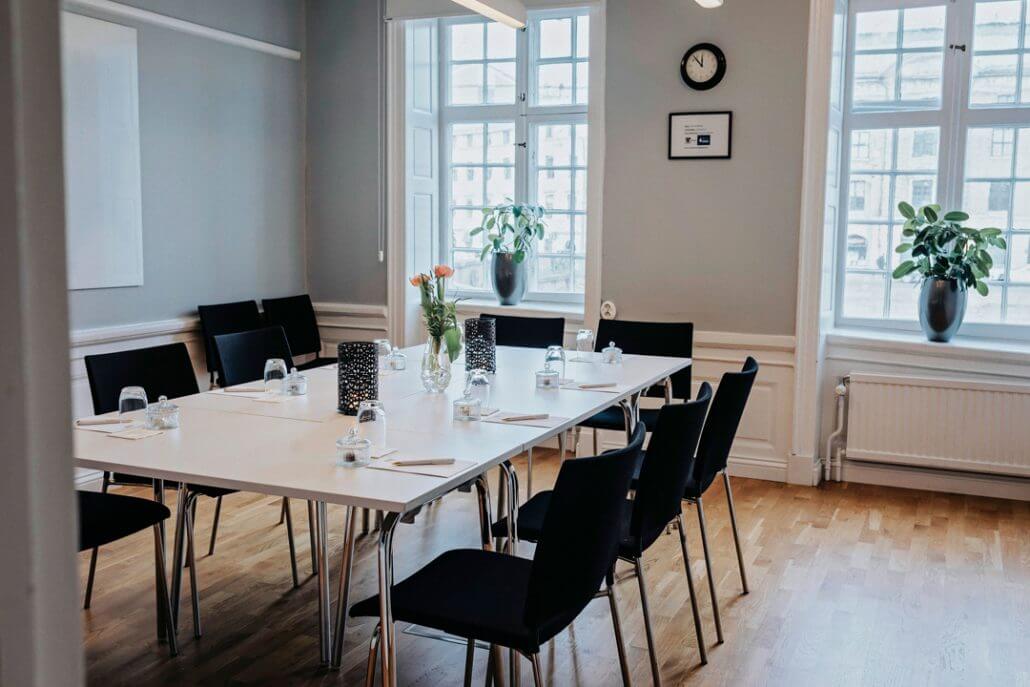 Ljust och hemtrevligt konferensrum i Chalmersska Huset