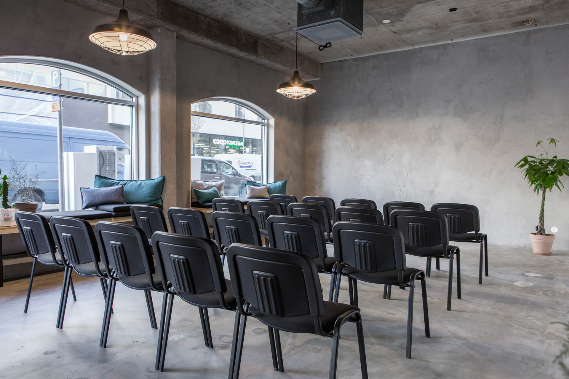 Anpassningsbar konferenslokal med stora ytor