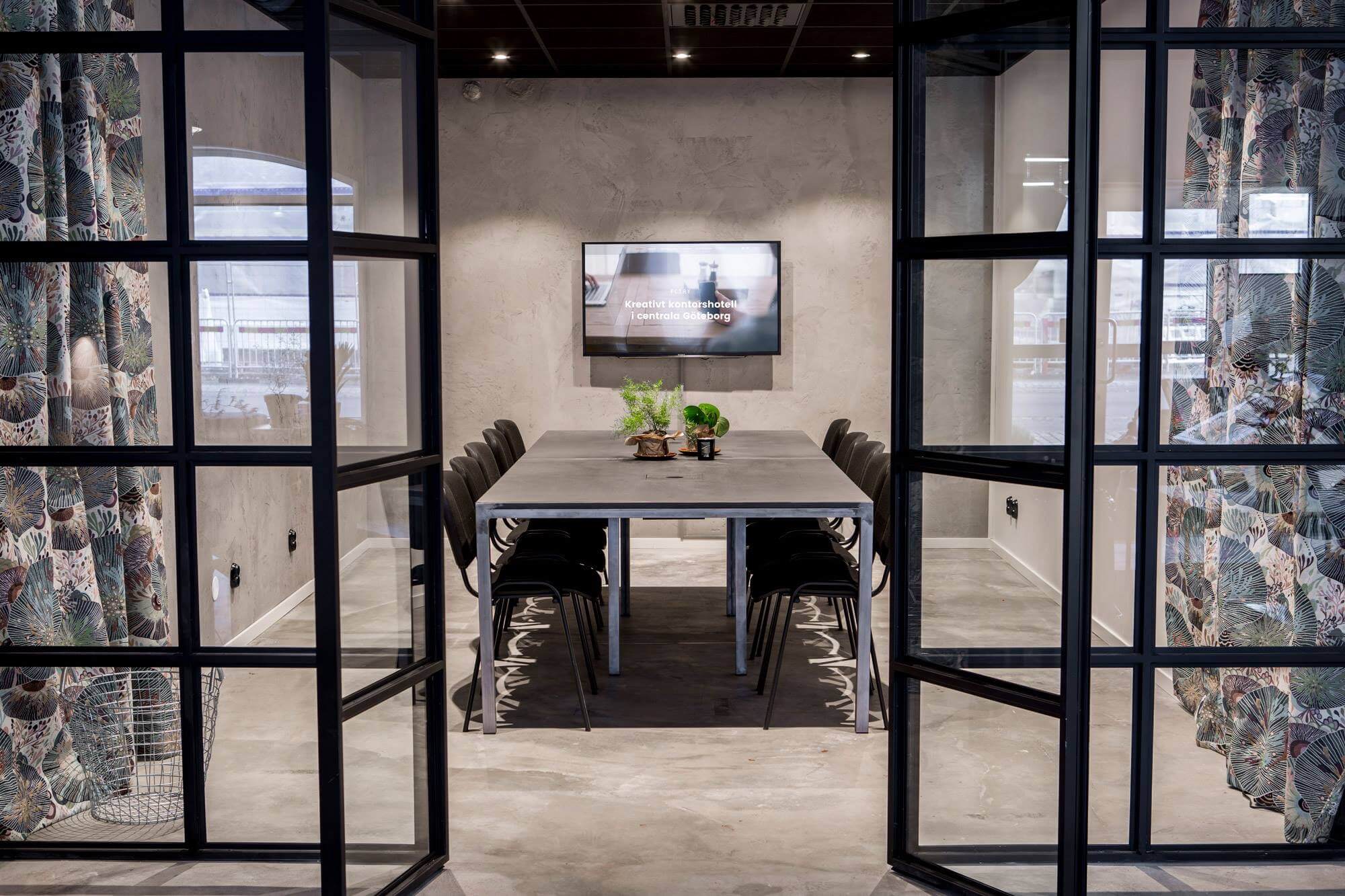 Modernt konferensrum med industriell design