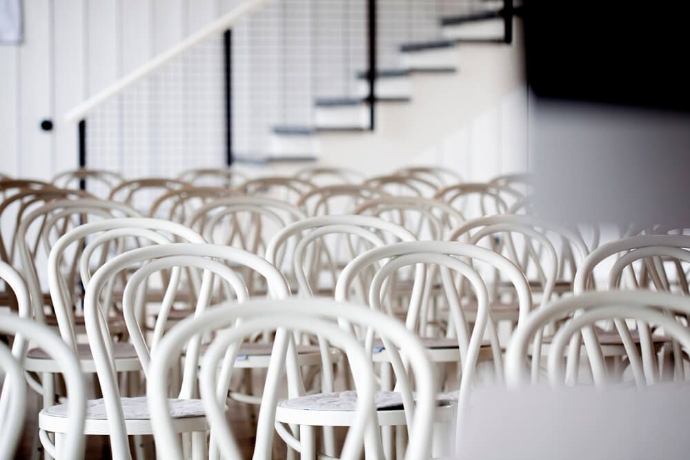 Stolar uppradade för konferens i studion på Stora Holms Säteri