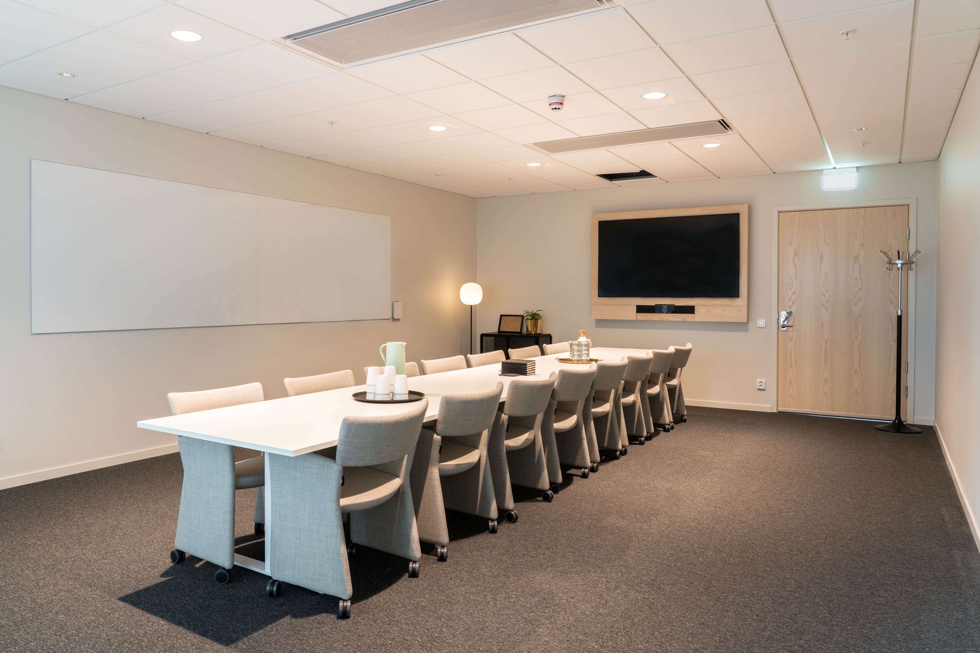 Rymlig konferenslokal i Göteborg med klassisk styrelsesittning