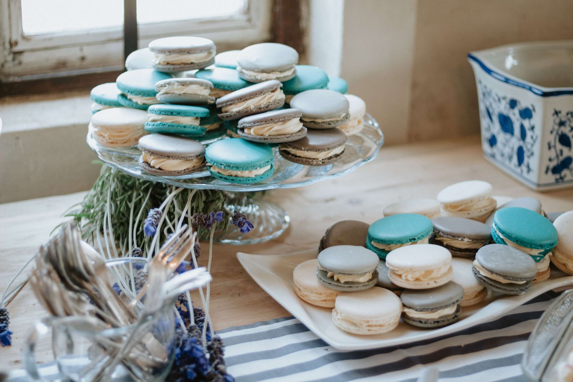 Macarons är fina och goda små bakverk som passar alla festligheter