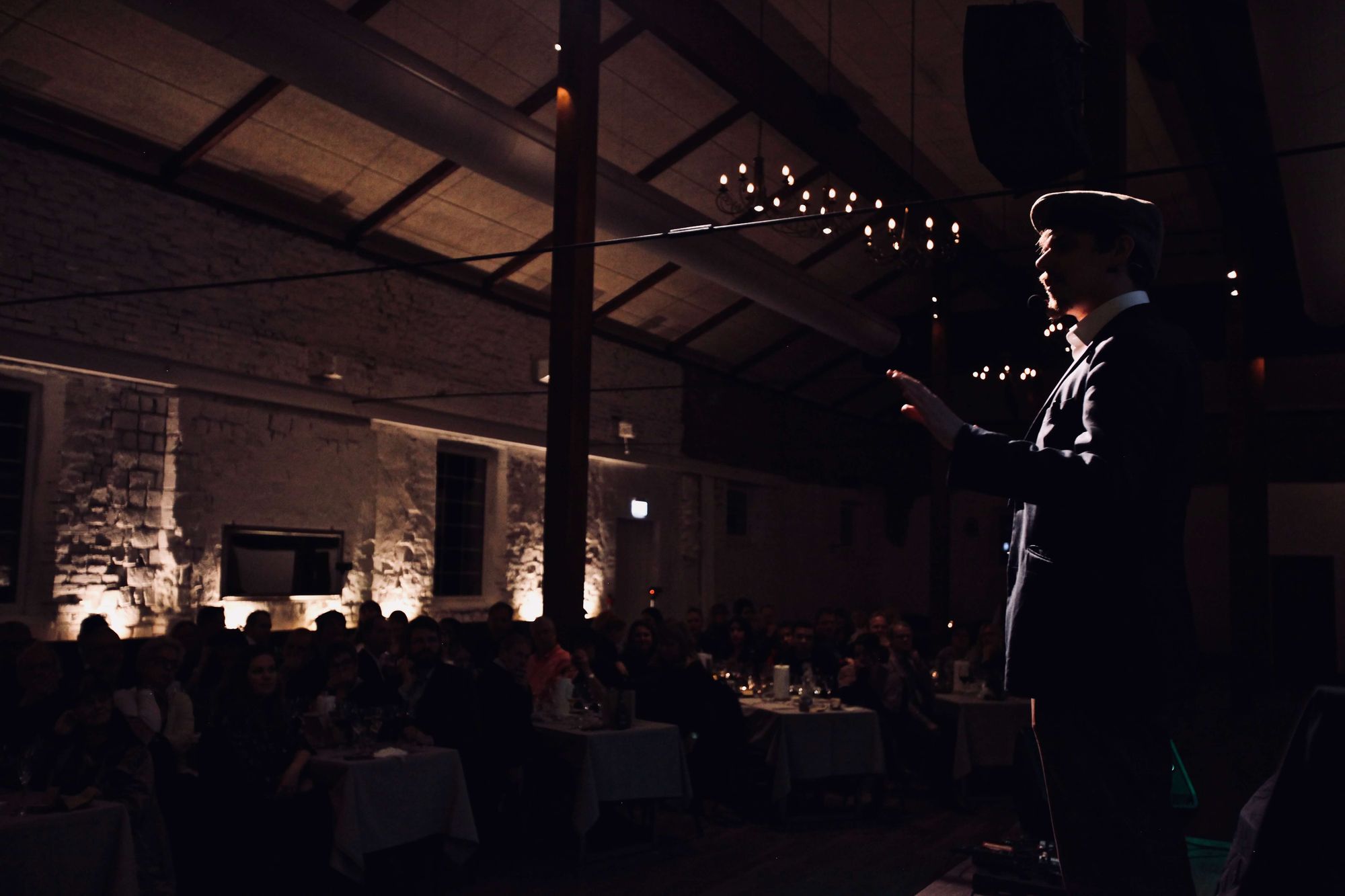 Underhållning på scen inför människor på fest