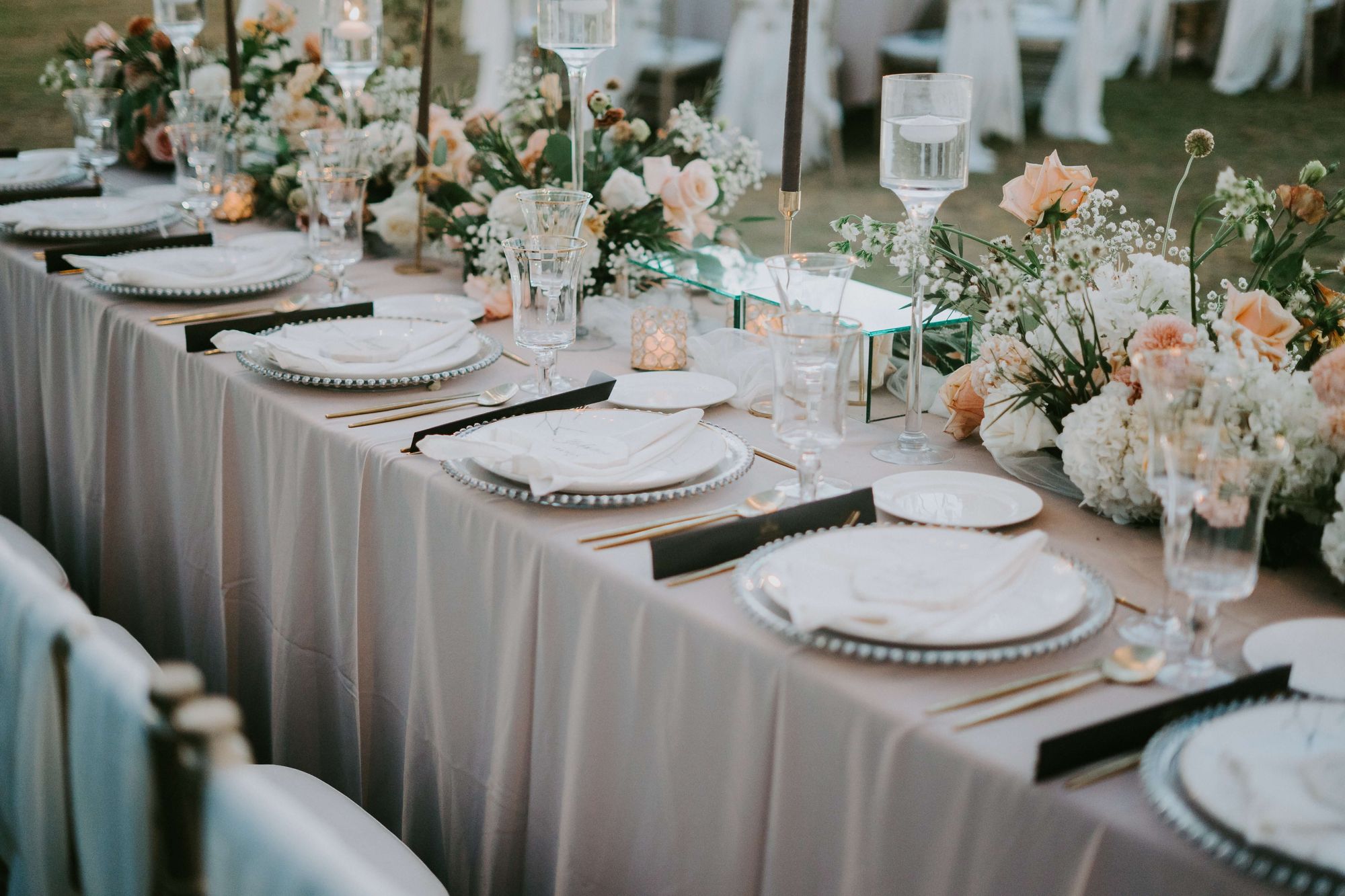 Ett rektangulärt långbort uppdukat med blommor och ljus