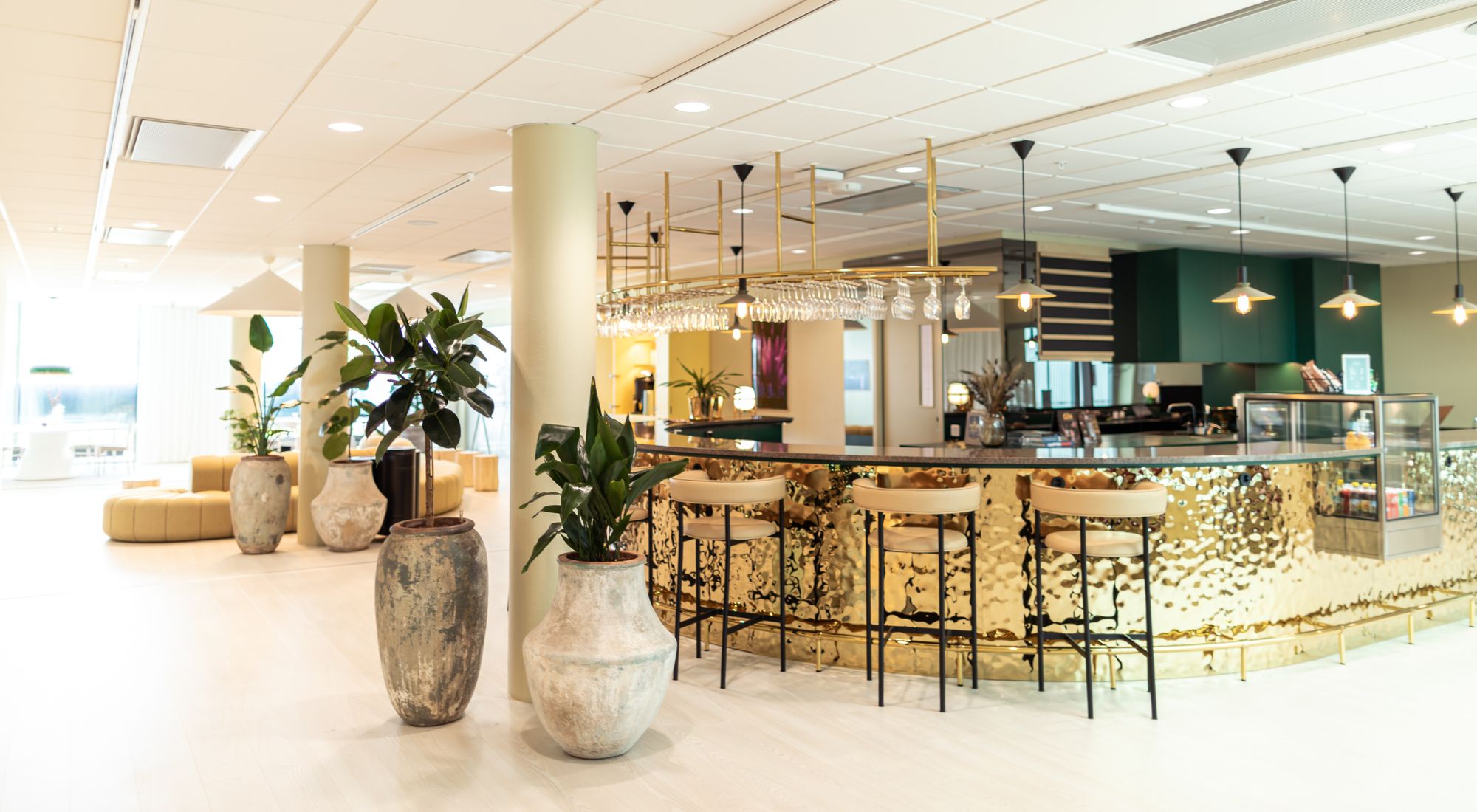 I nära anslutning till Arenan finns även United Spaces egna bar