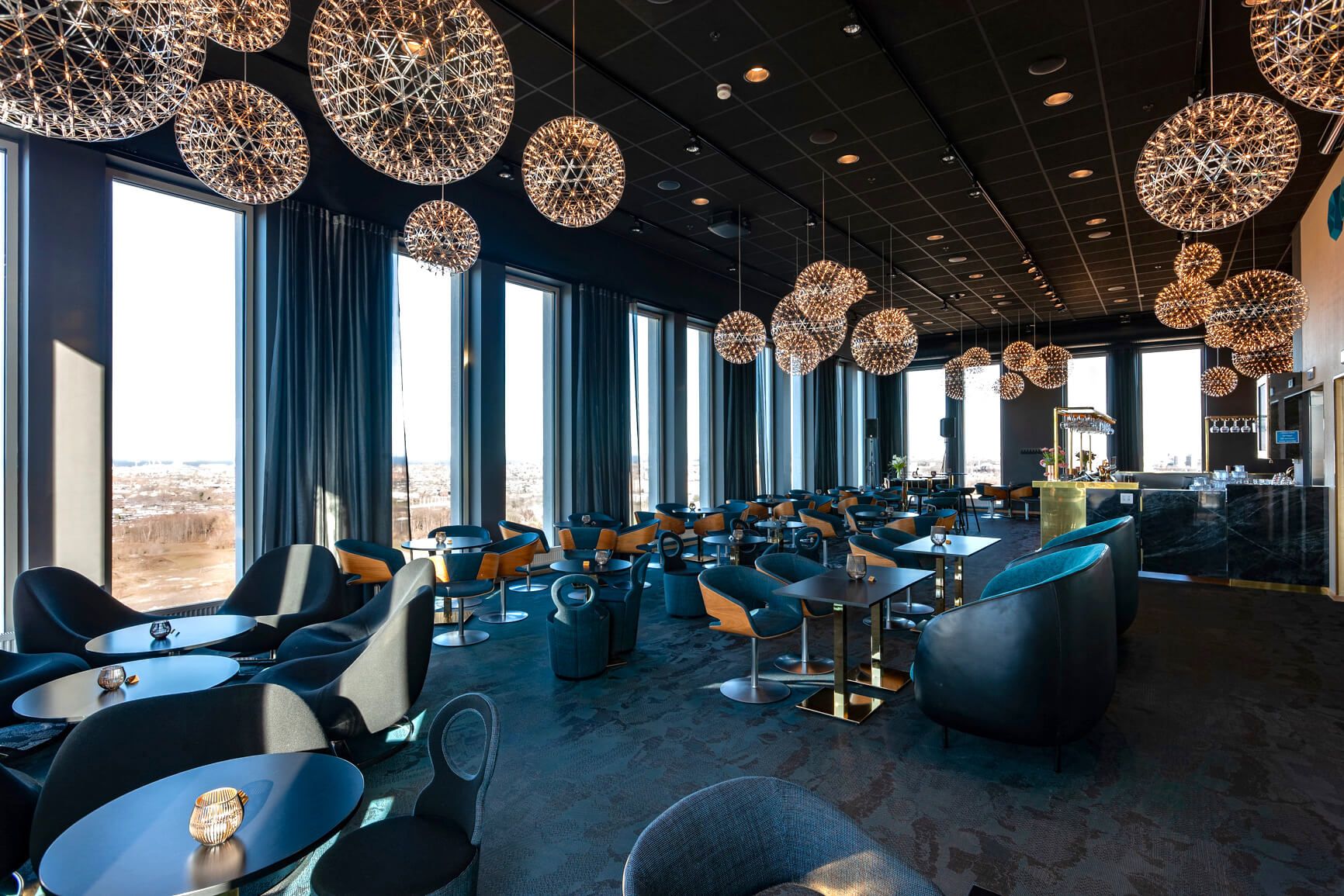 Bjud med företagets medarbetare, kunder eller partners till trevliga Skybar i Malmö