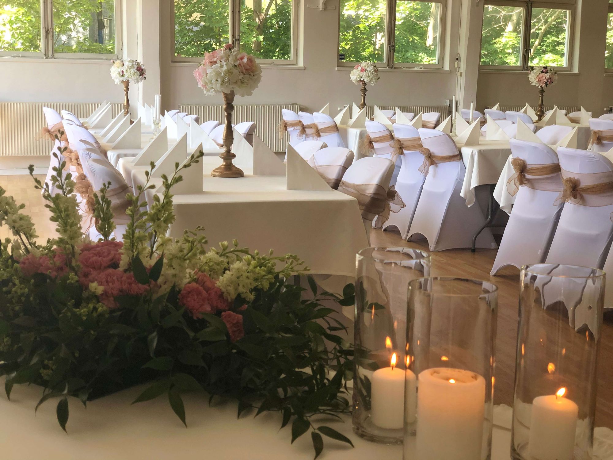 Anordna en kräftskiva omgiven av vacker natur, bryggor och båthamnar