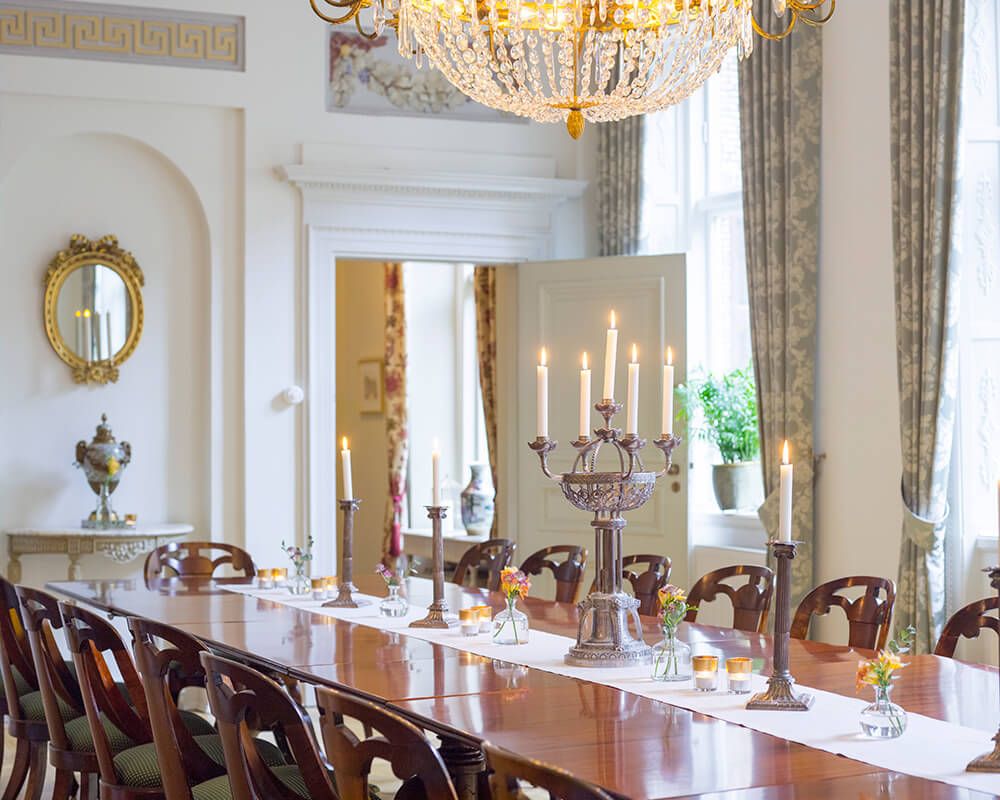 Bjud in till en minnesstund med tillhörande lunch eller middag i Joniska Matsalen