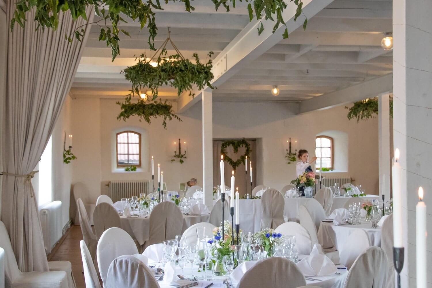 På fina Bosjökloster Slott i Skåne finns bröllopslokalen Feststallet