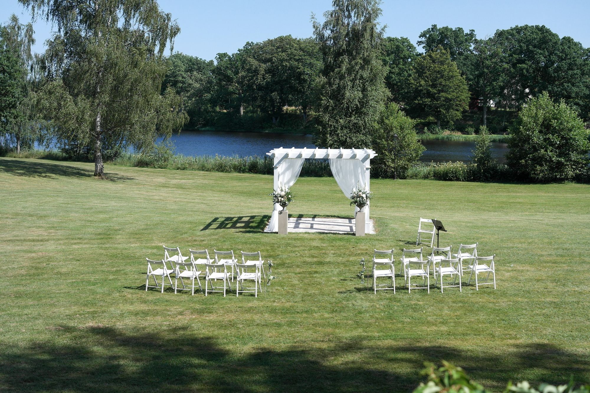 Parken på Hjelmsjöborg är en vacker och grönskande utomhusplats för vigselceremonin