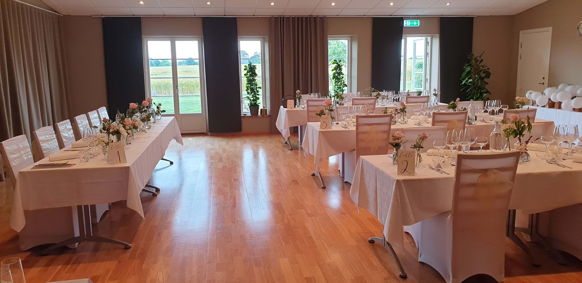 Festsalen på Örums Nygård är en fin bröllopslokal på Österlen