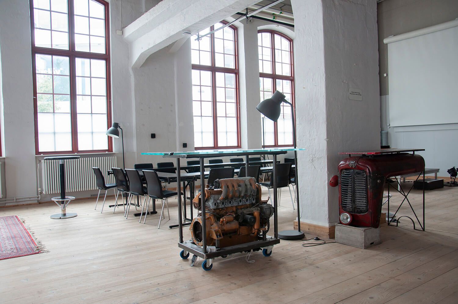 Lamberts Hörna har en scen, mikrofoner och ett pentry och passar utmärkt för kickoffs