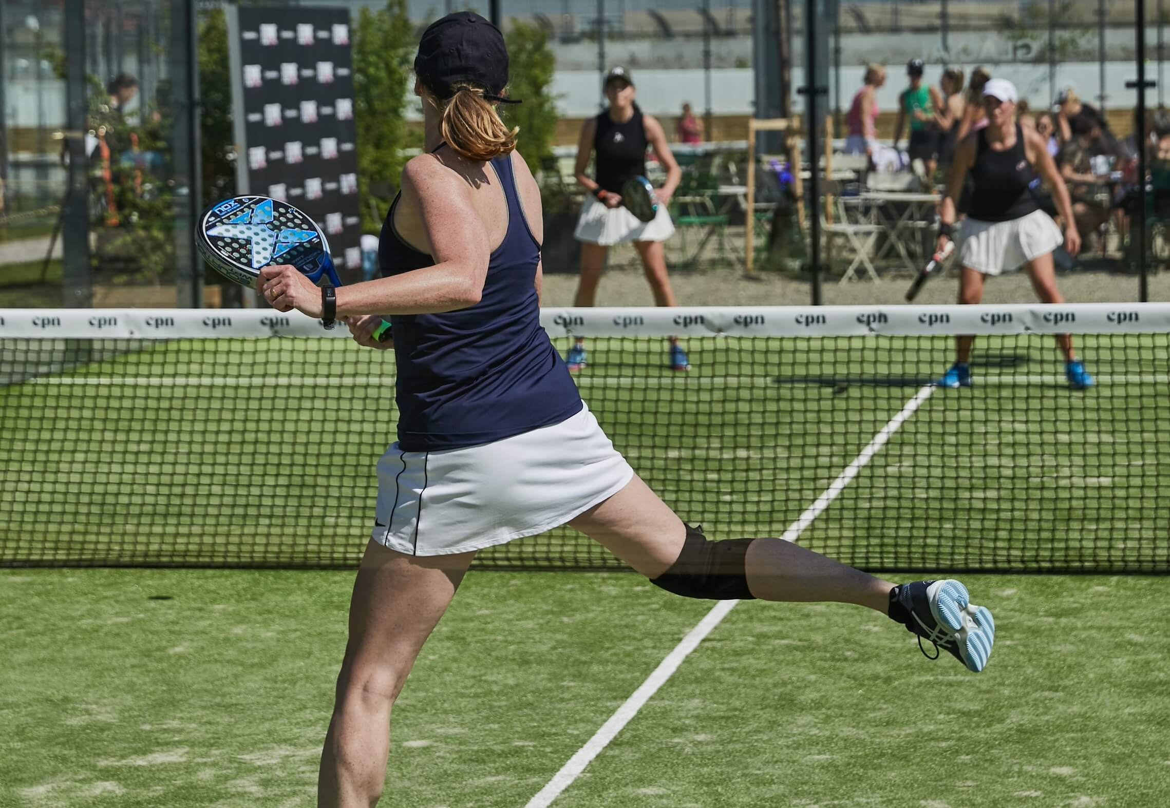 Arrangera en afterwork med padelspel på någon av Central Padel Nordics tio banor