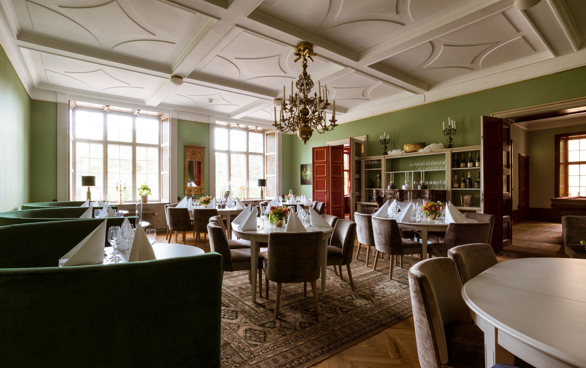 Fira kärleken med familj och vänner på vackra Näsby Slott i Täby