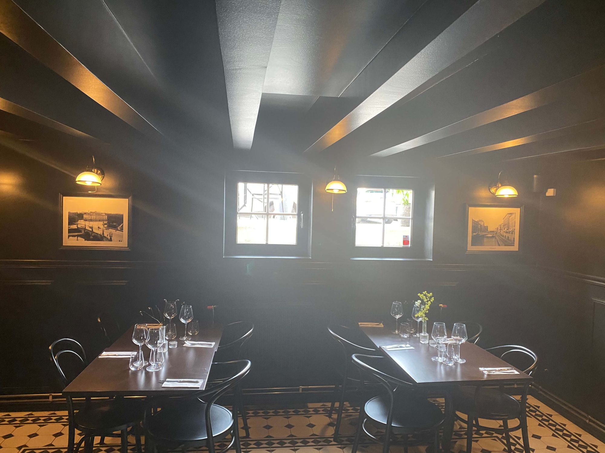 Boka Sigfrids nedervåning i sekelskiftesstil och arrangera en mindre tillställning