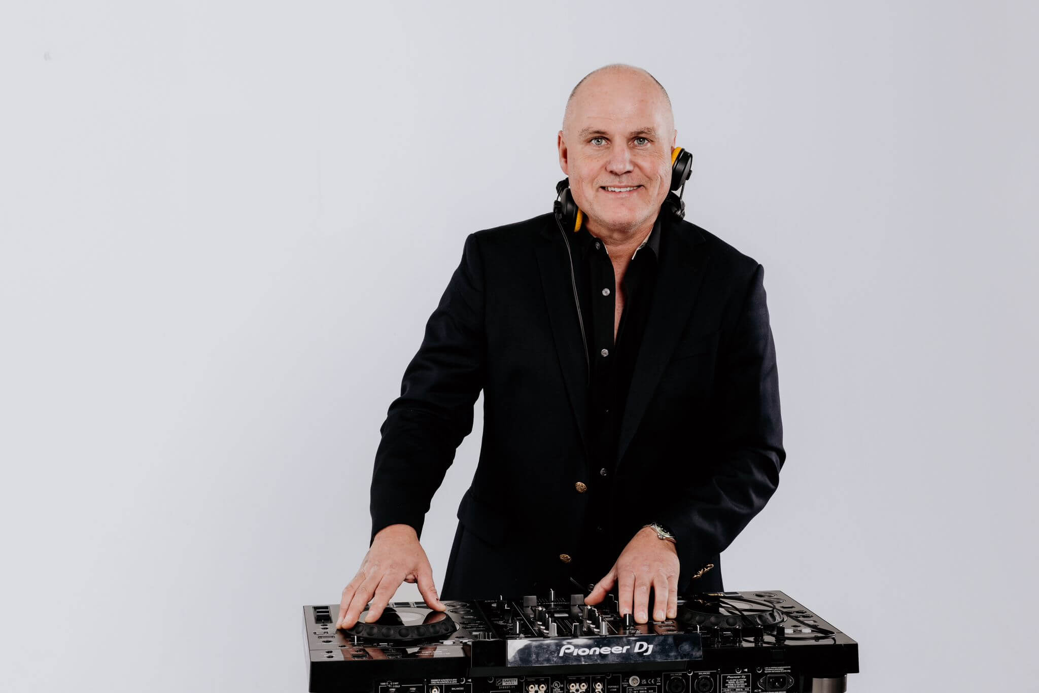 DJ Roland från Loud Event framför sitt mixerbord