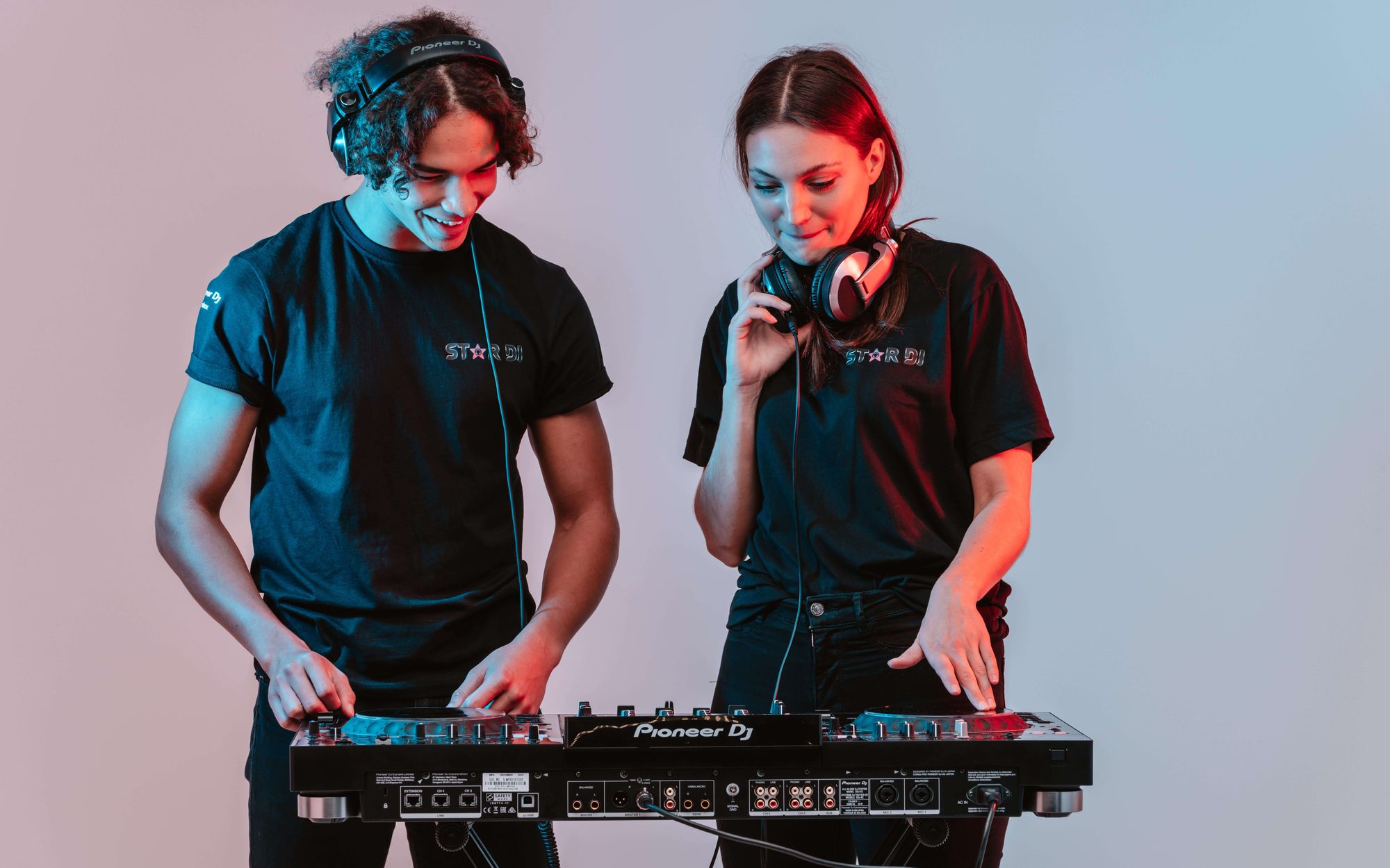 Två glada spelandes DJ's