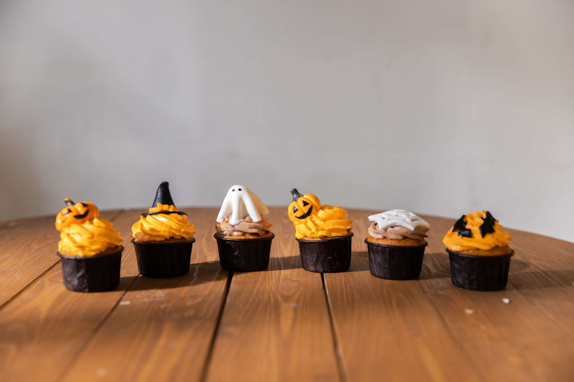 Bjud dina gäster på Halloweendekorerade cupcakes