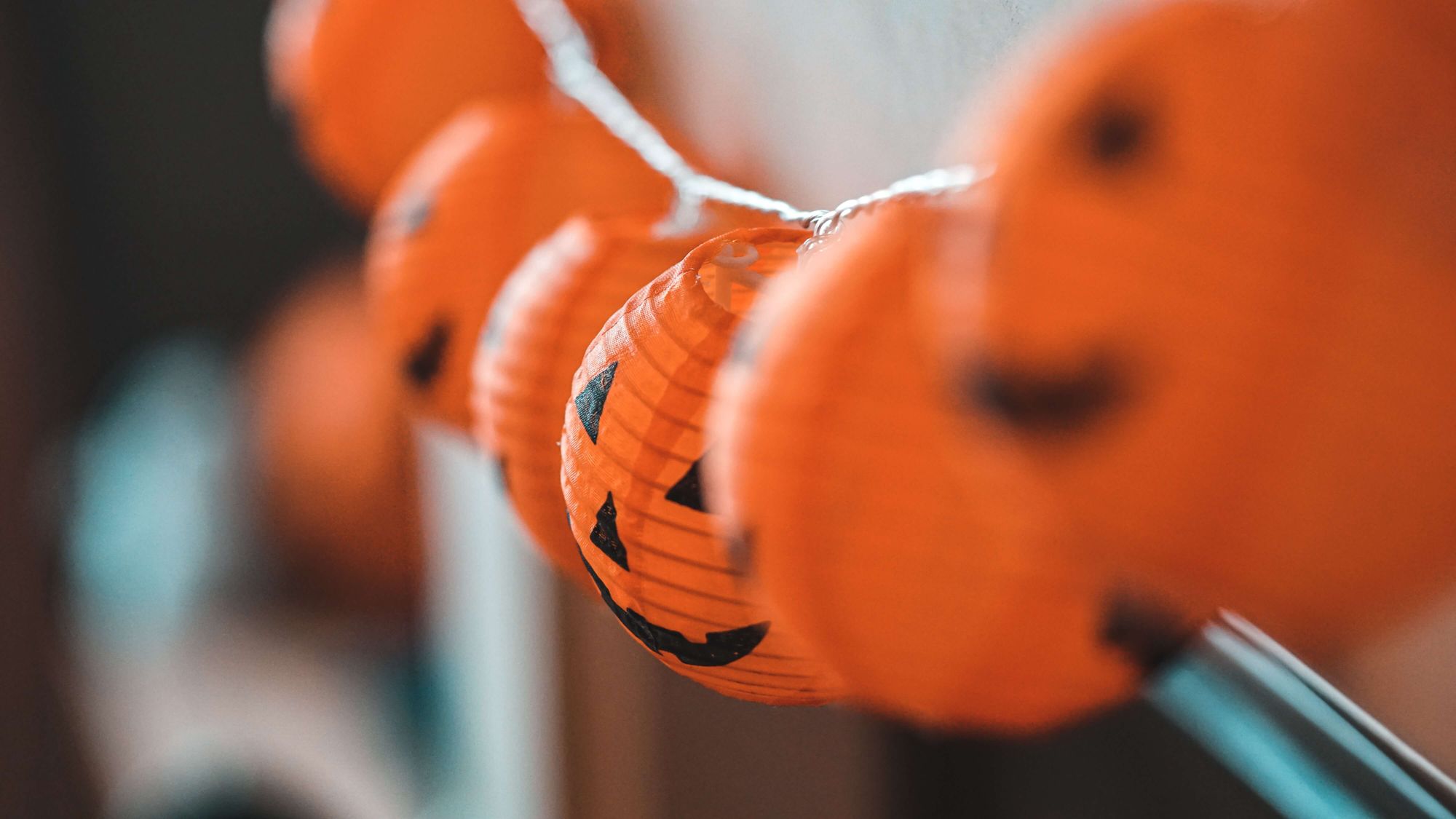 Dekorera festlokalen eller hemmet med ljusslingor med pumpor