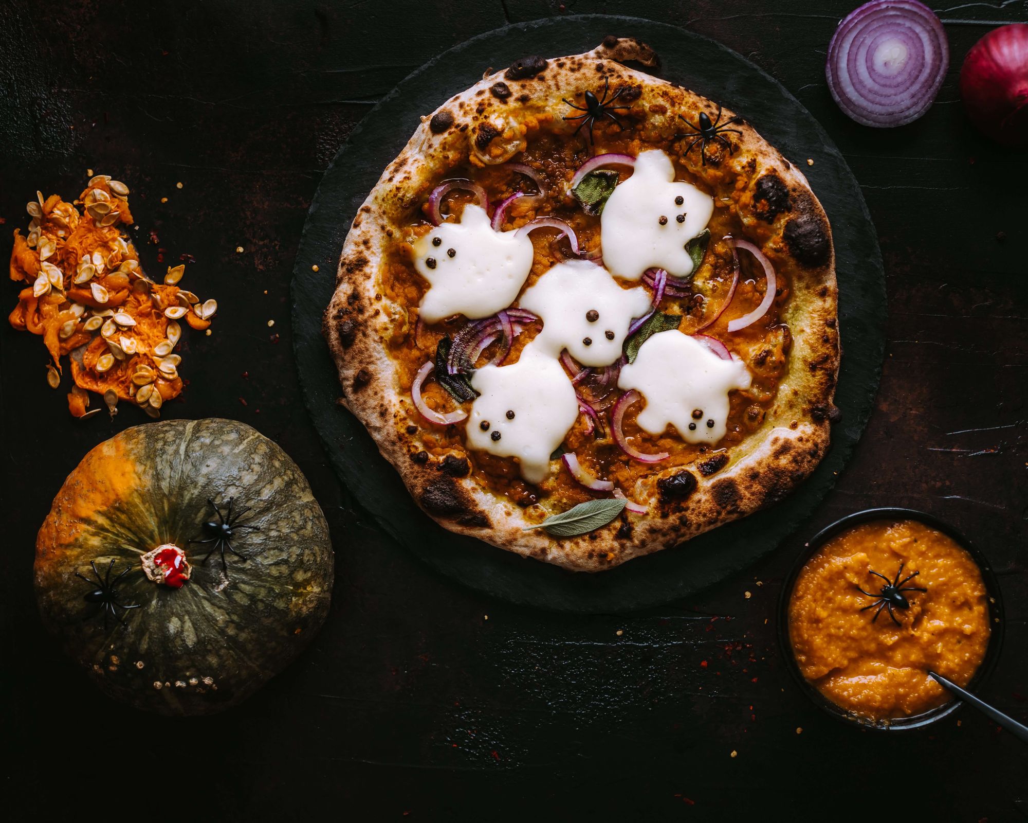 Pizzor med smält ost som ser ut som spöken
