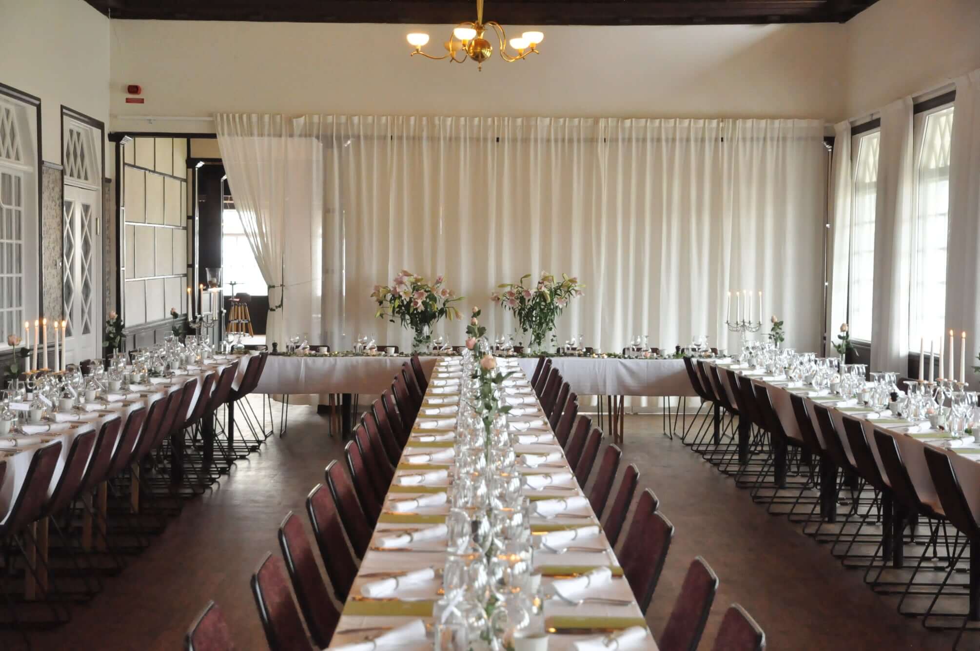 Här har borden formats till en gaffel och dukats fint inför bröllopsmiddagen