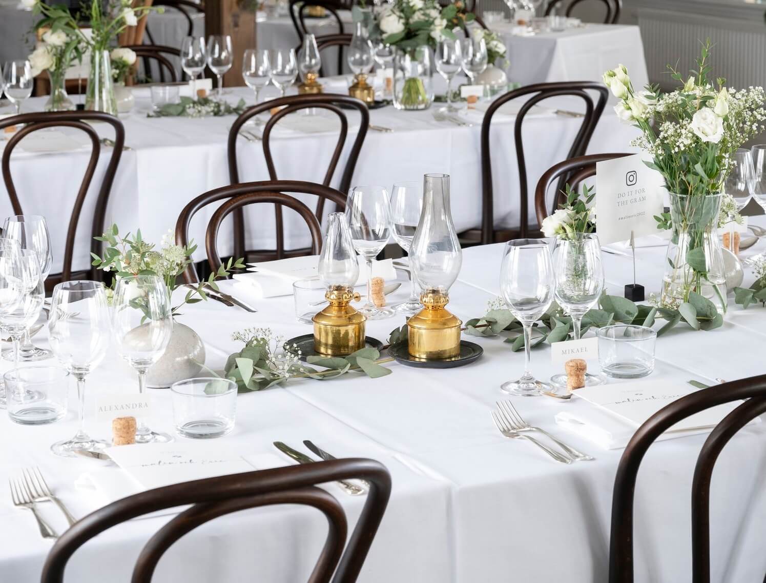 Vacker dukning med placeringskort som hjälper bröllopsgästerna att hitta sina platser