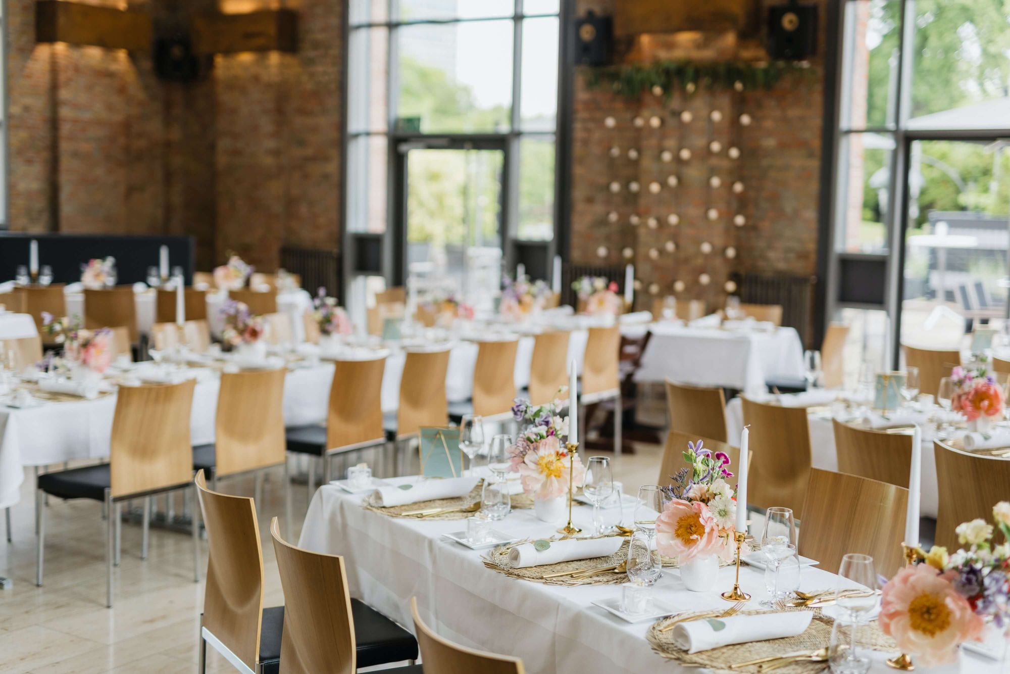 Bröllopslokalen har stor betydelse för vilken typ av bordsplacering som kan fungera bäst