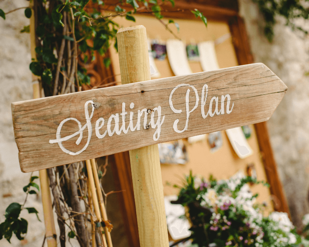Ta hjälp av fina skyltar, tavlor och kartor för att presentera bordsplaceringen till bröllopet