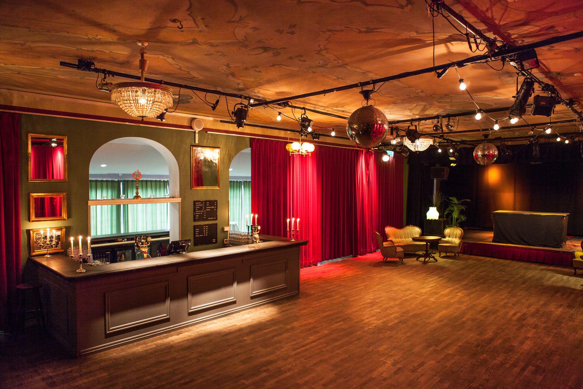 Spegelsalen på Moriska Paviljongen erbjuder en intim och historisk charm som förgyller vilket event som helst