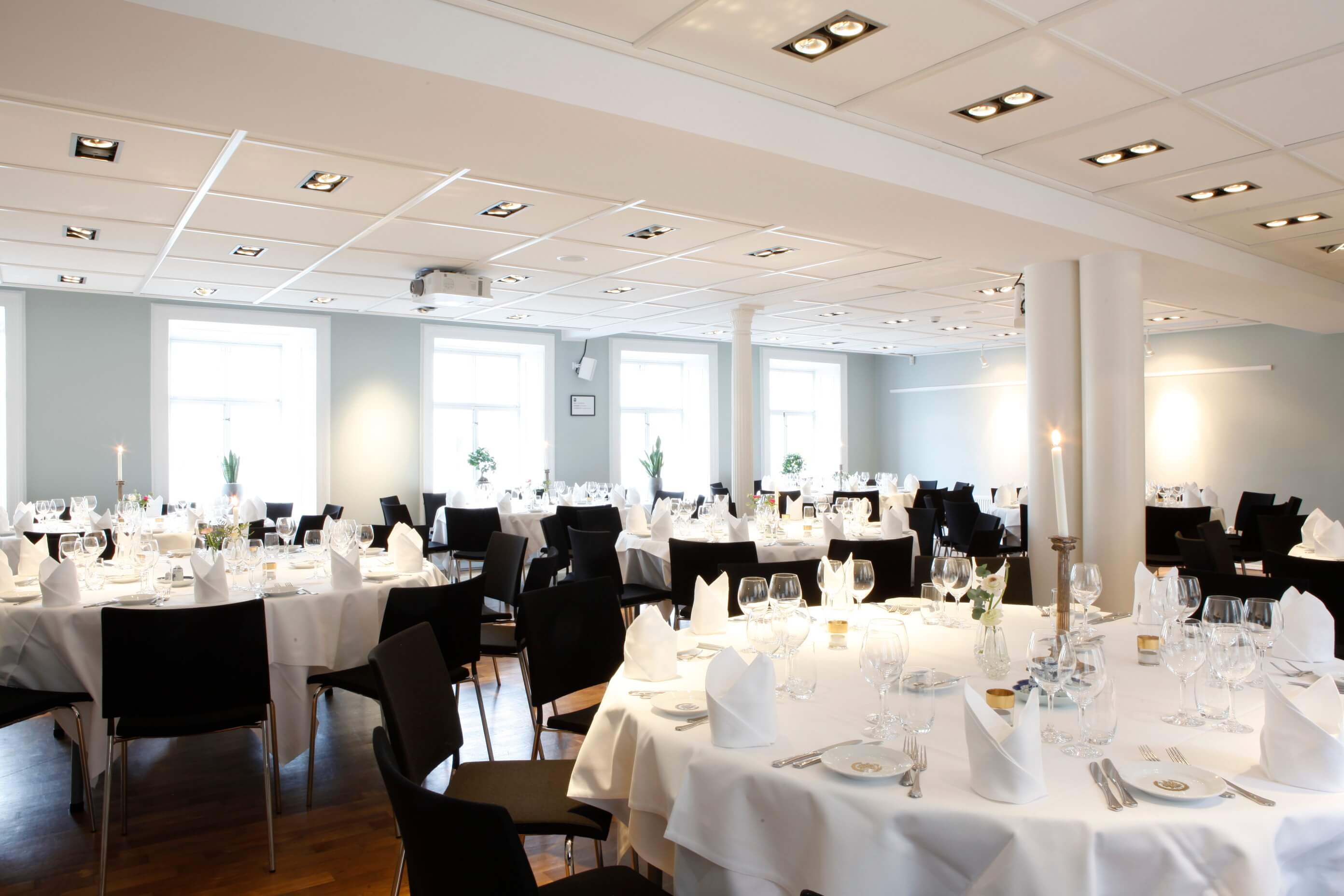 Ljusa och mångsidiga Pelarsalen är en av två stora salar i Chalmersska Huset