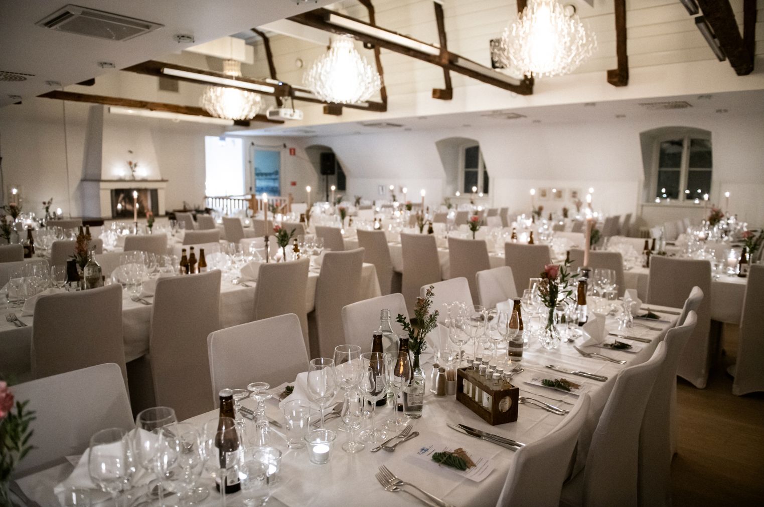 Östegårds 1700-talsgård med fint dukade bord för fest