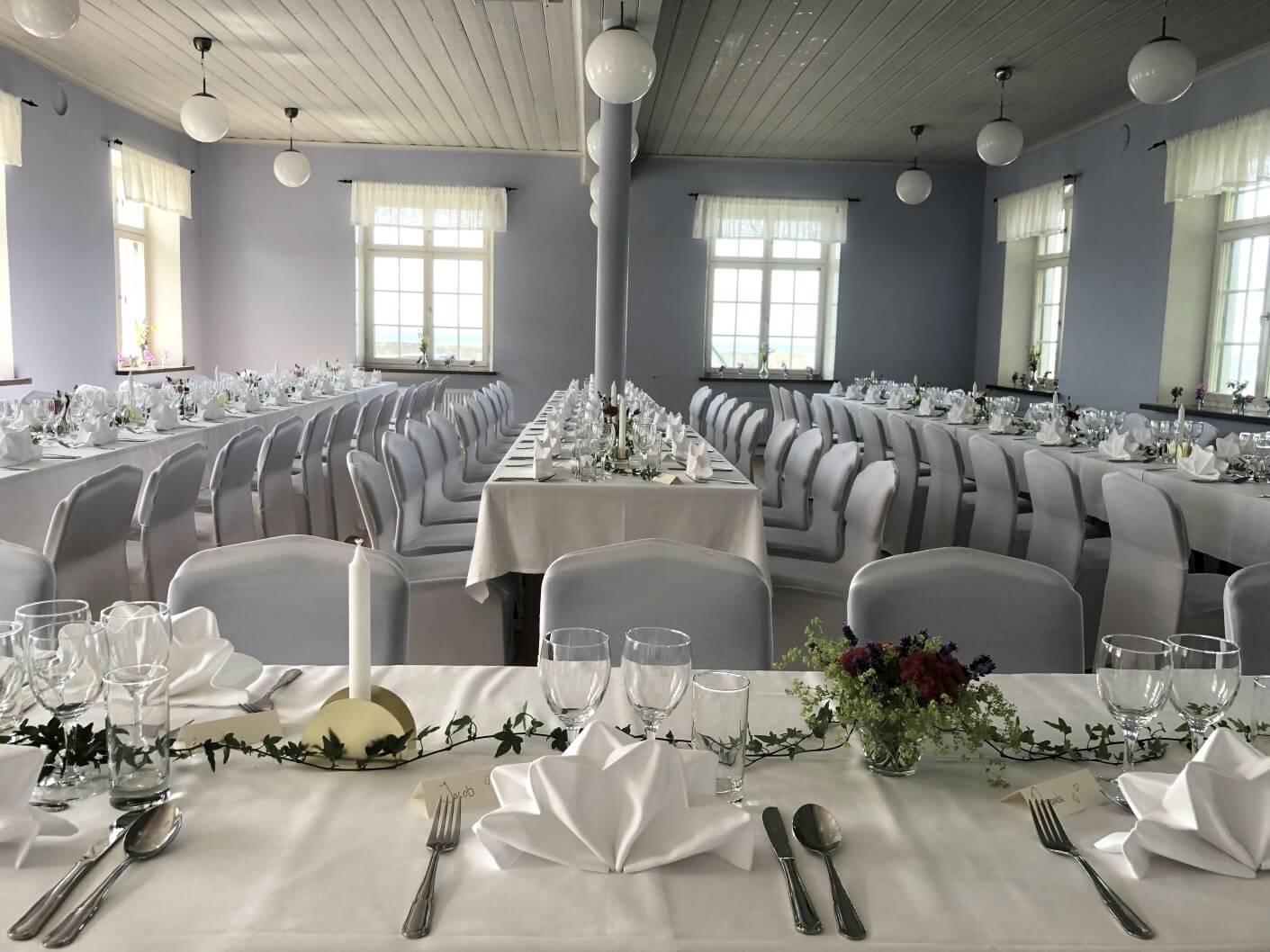 Borghamn Strand ligger vid strandkanten av Vättern och erbjuder en vacker bröllopslokal