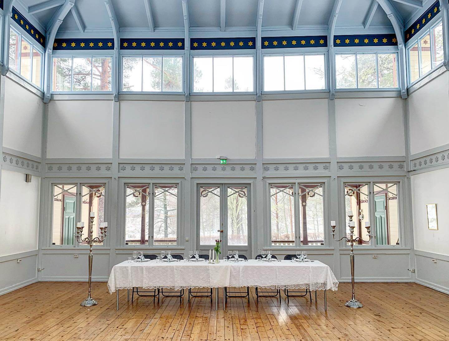 Officersmässens idylliska miljö och charmiga festlokal är perfekt för ett lantligt bröllop