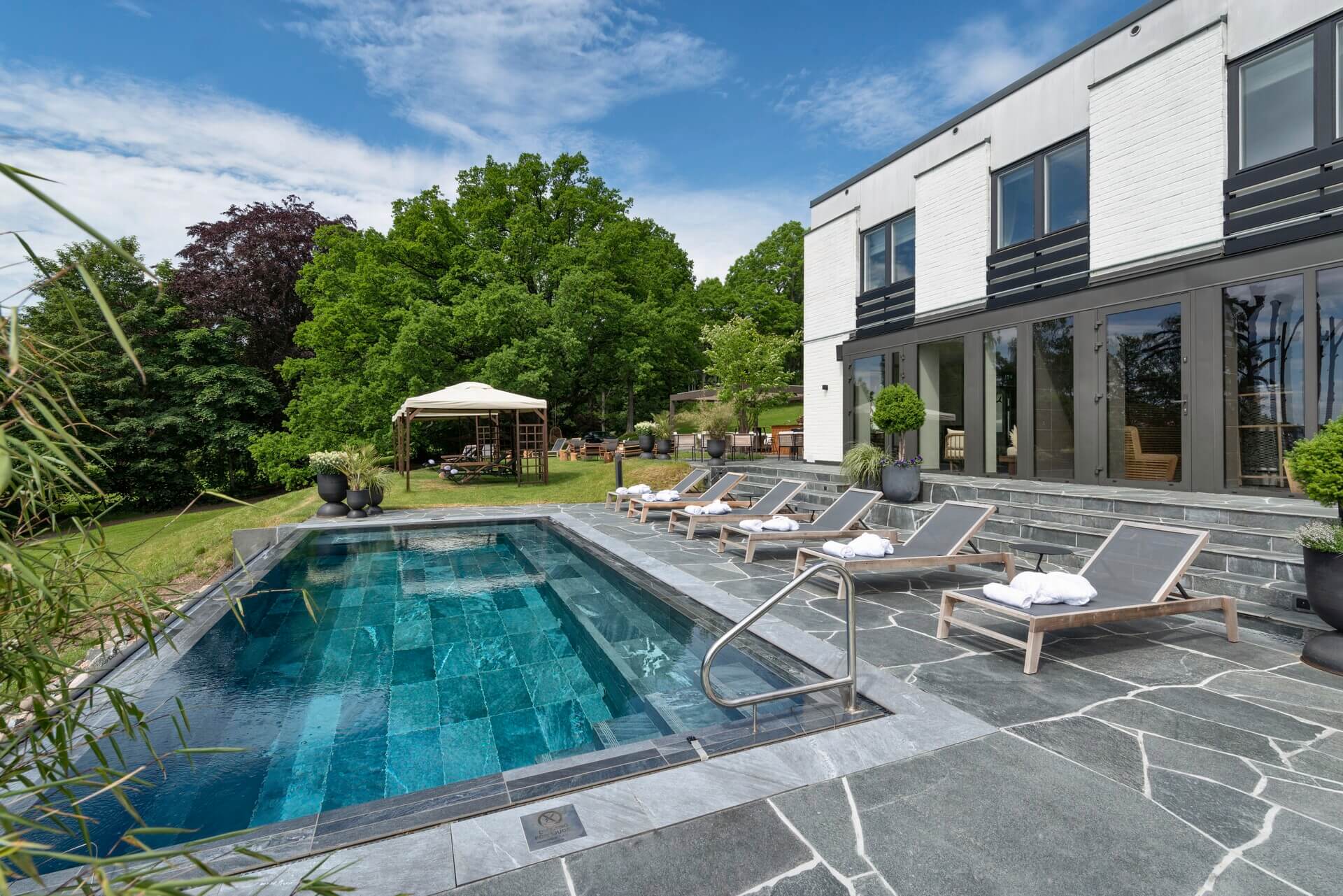 Inte långt från Stockholm ligger Villa Lovik vackert vid havet