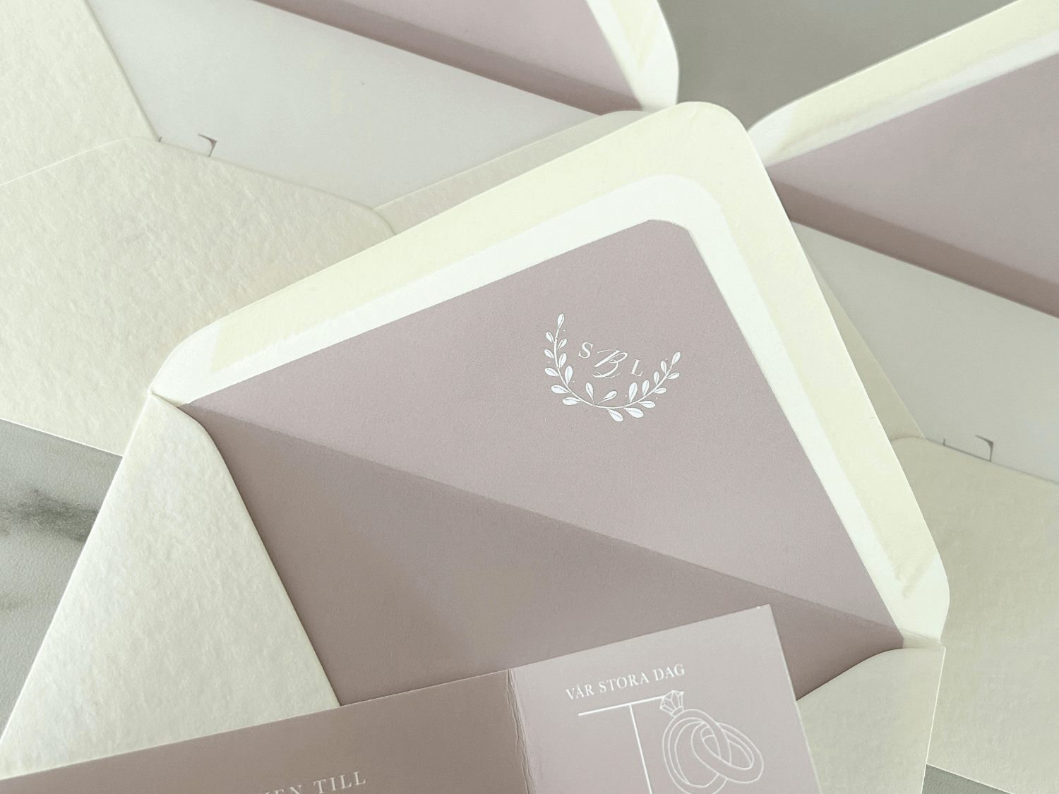 Skicka ut bröllopsinbjudningarna i vackra kuvert