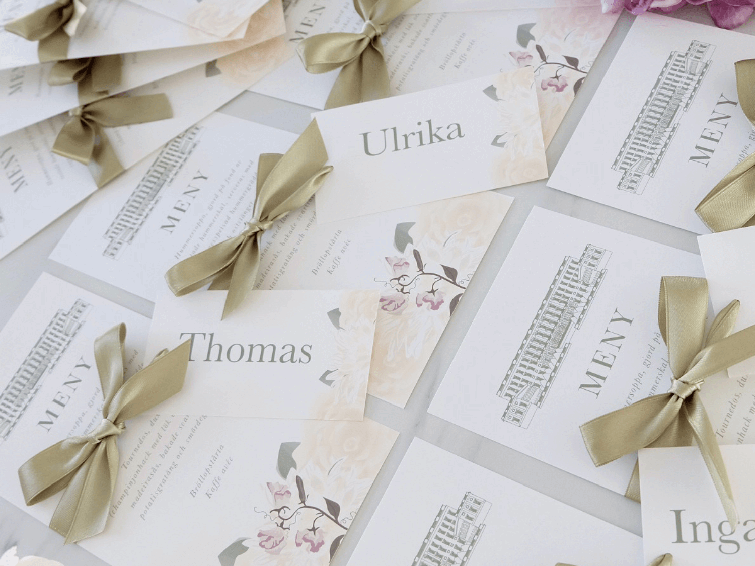 Återanvänd samma design på inbjudningskorten som på menyerna och placeringskorten