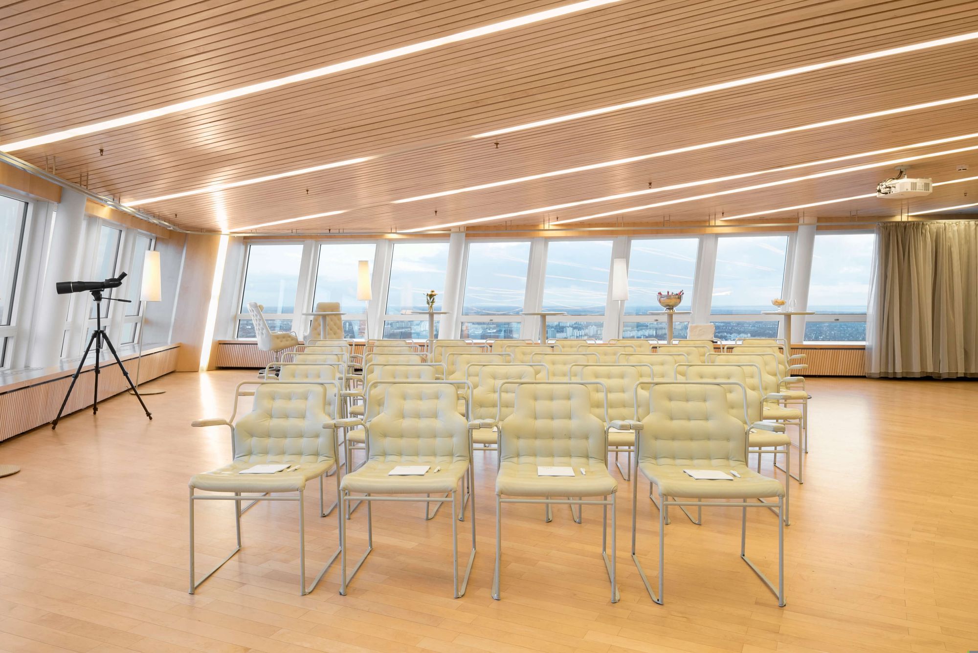 På våning 53 på Sky High Meetings i Turning Torso finns möteslokaler i tre olika storlekar