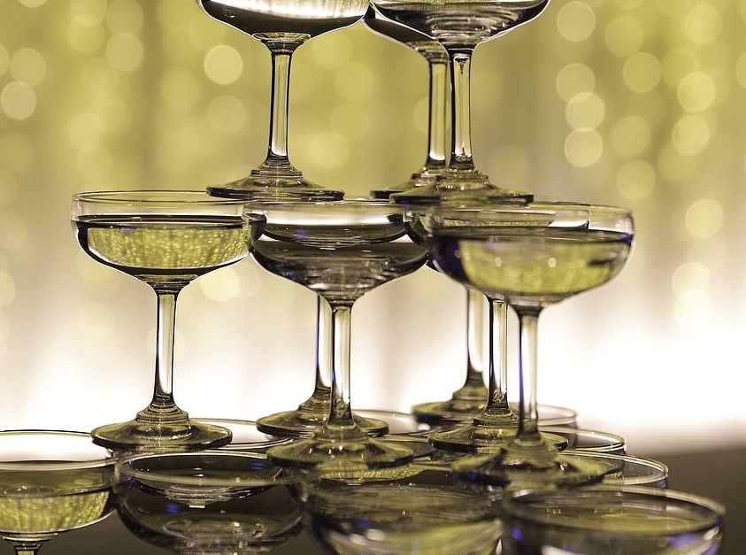 Maxa den festliga stämningen genom att bygga ett champagnetorn