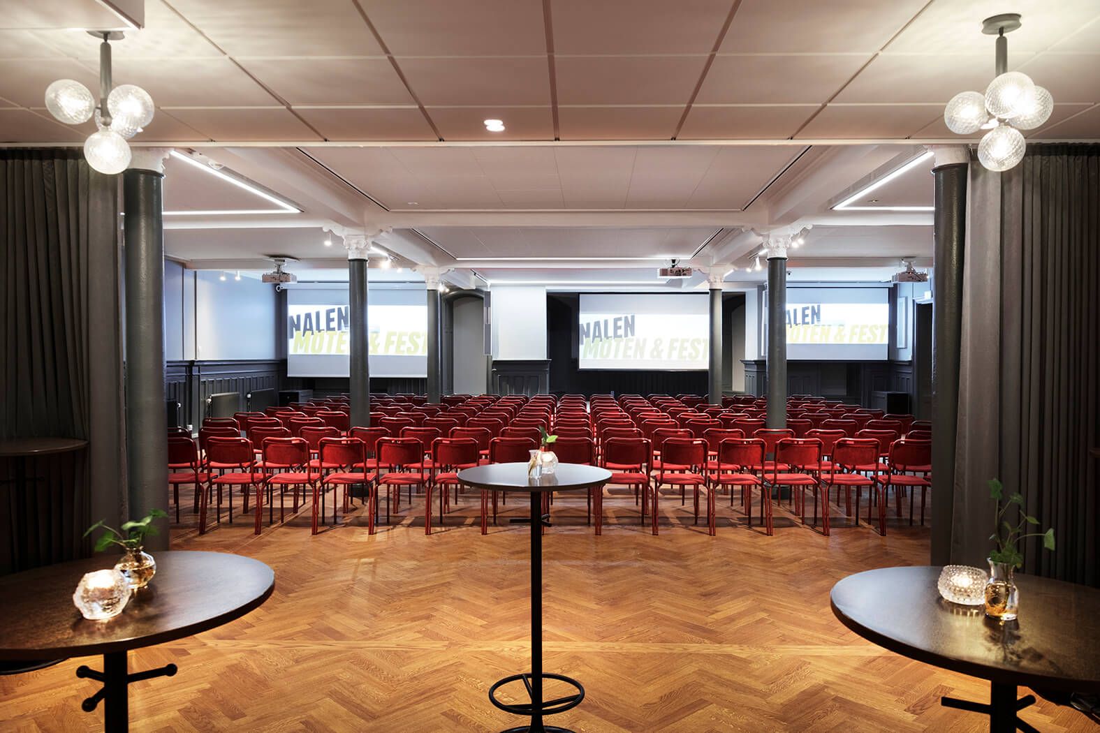 Pelarsalen på Nalen passar utmärkt för stora konferenser i Stockholm city