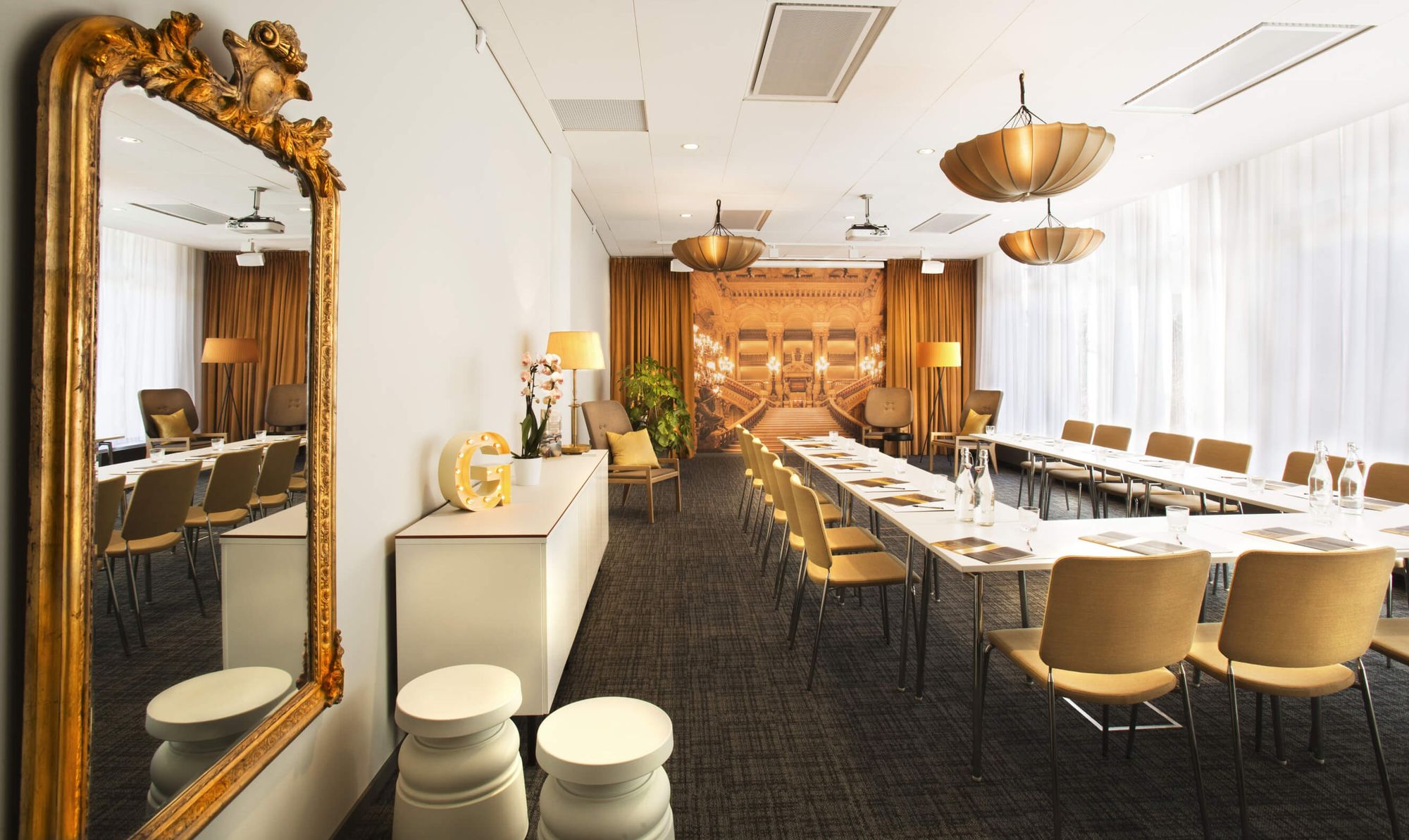  Paris är en modern konferenslokal på Sturegatan 15 med gott om plats för större grupper