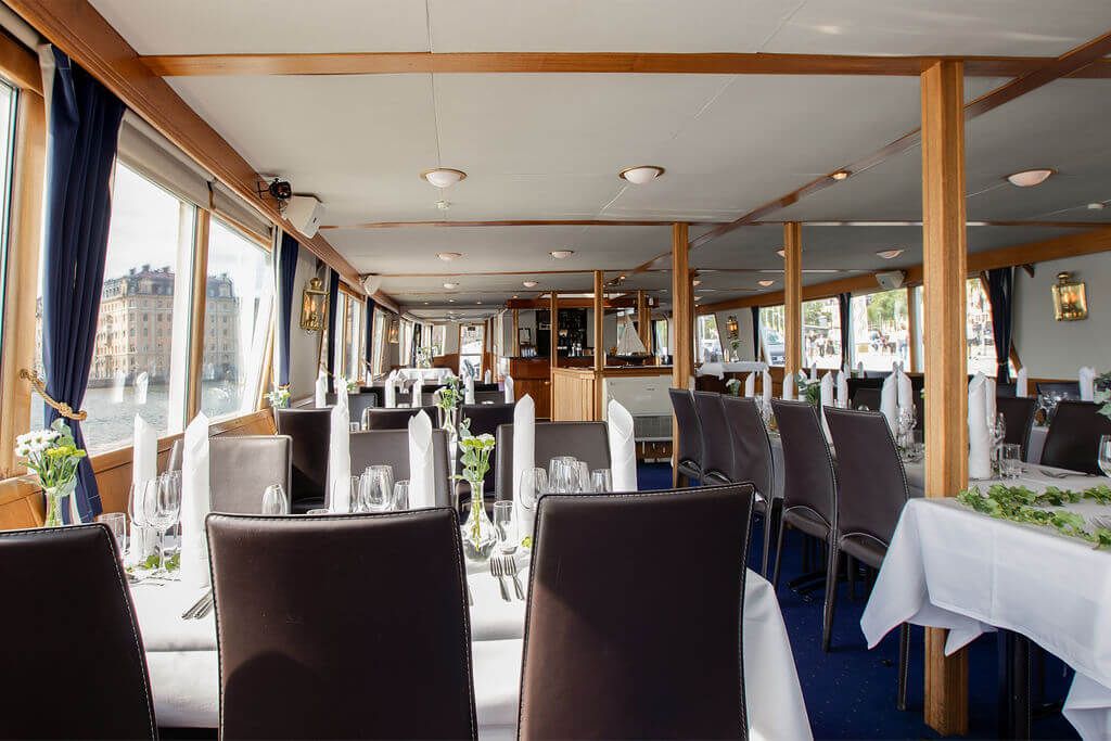 Bjud med era vänner ombord på M/S Blue Charm och fira kärleken till havs