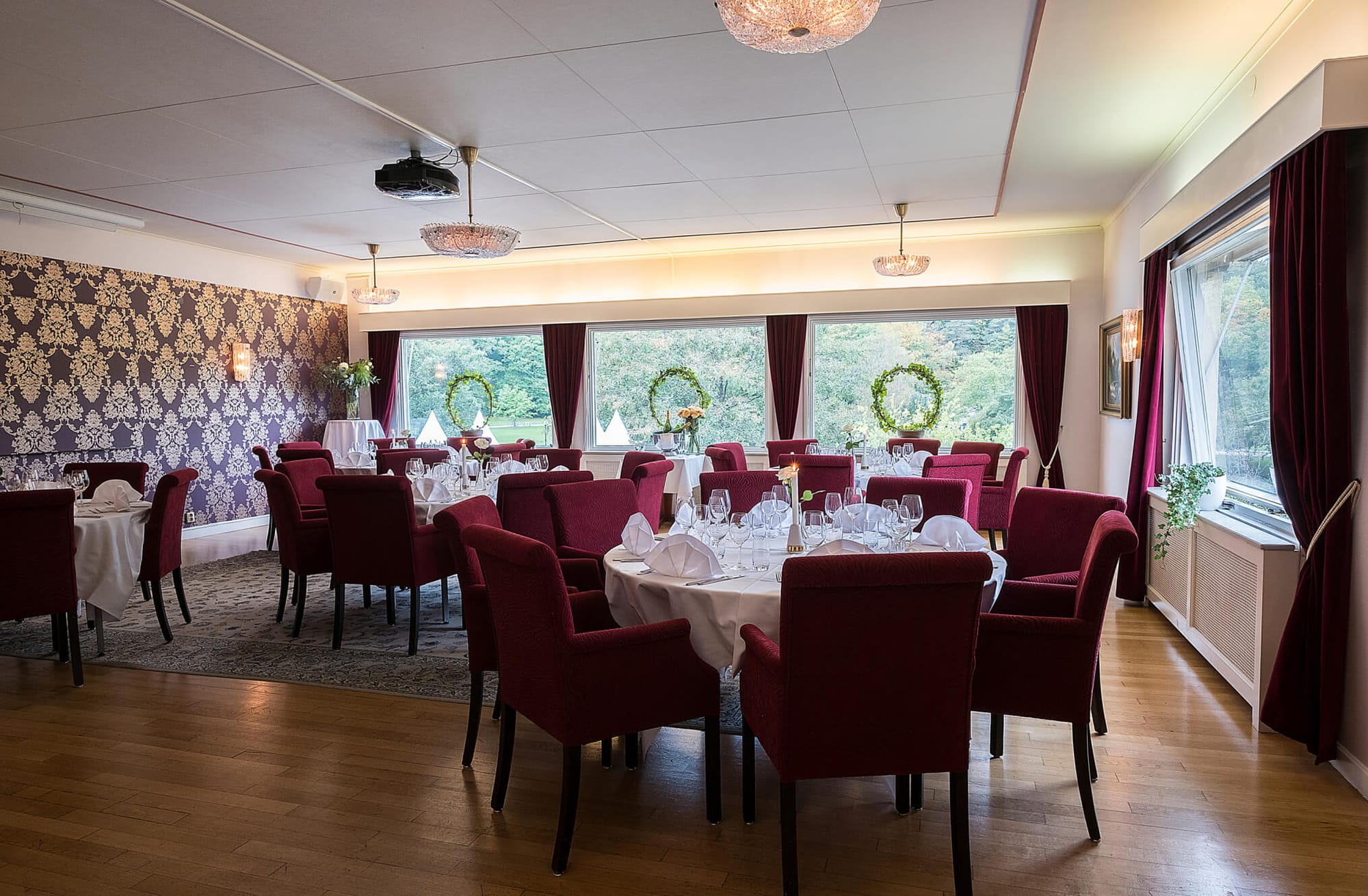 På Villa Belparc finns bröllopslokalen E74 som erbjuder en vacker utsikt