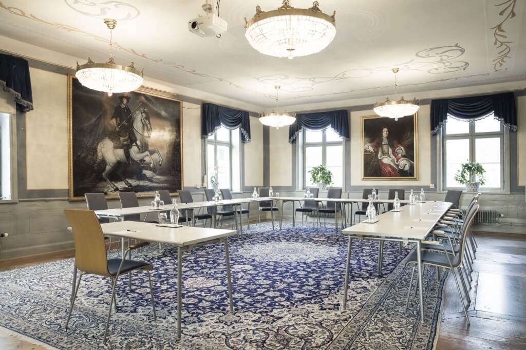 Noors Slott ligger fint vid Säbysjön mellan Stockholm och Uppsala