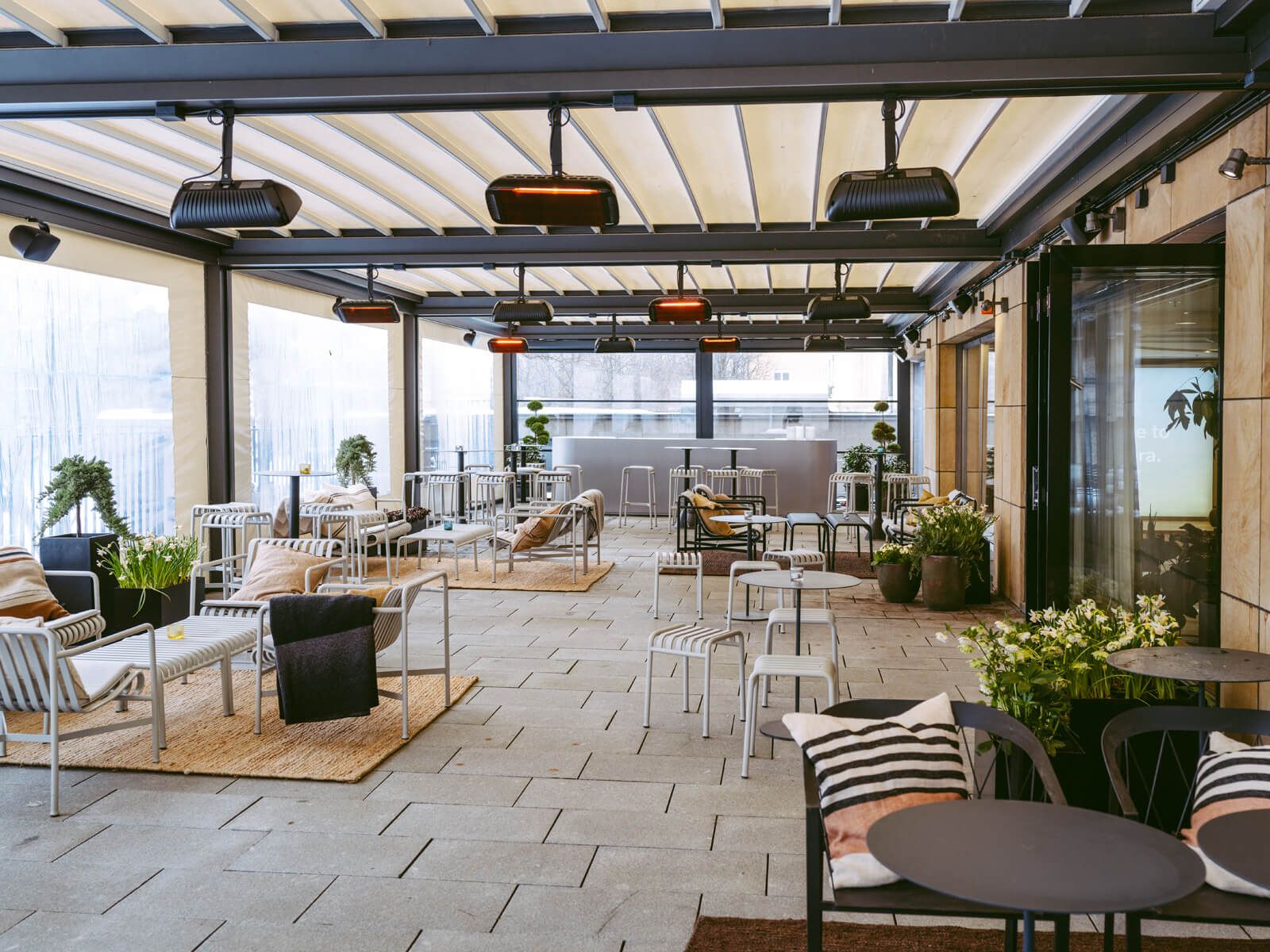 OMA erbjuder en avslappnad miljö, fantastisk mat och en trevlig terrass med panoramautsikt