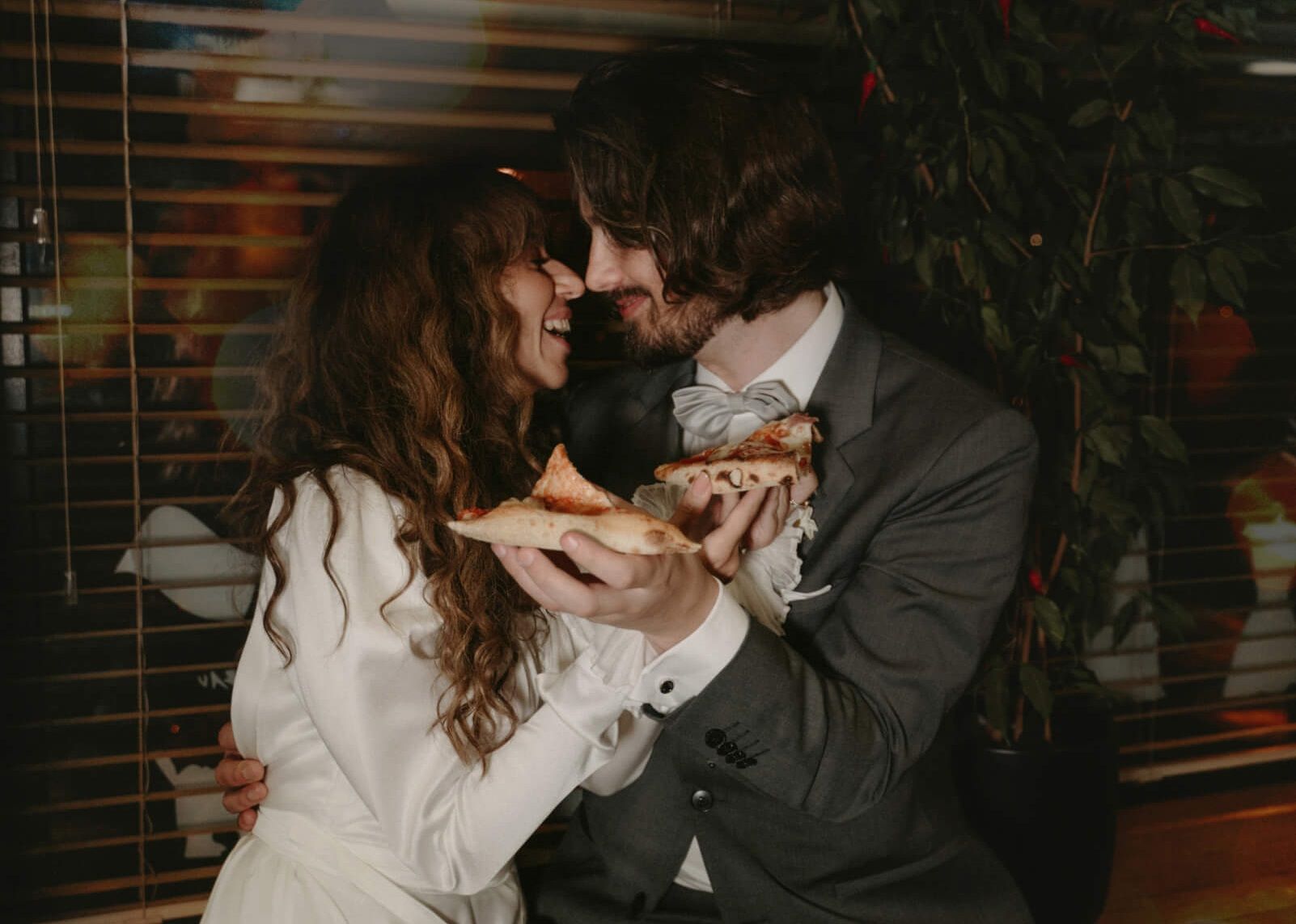 Lyckligt brudpar avslutar bröllopsfesten med varsin pizzaslice