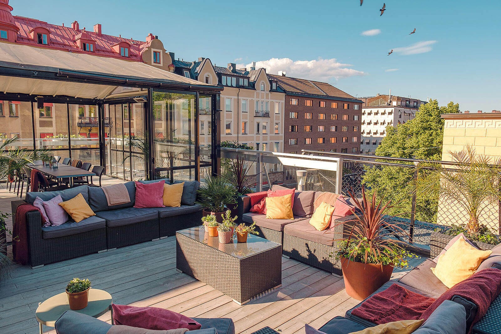 I Vasastan ligger 7A Odenplan som erbjuder en exklusiv takterrass bland takåsarna