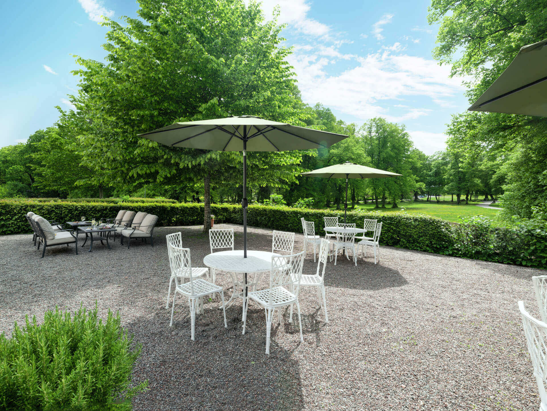 Utanför Åkeshofs Slott finns en stor uteservering och en grönskande park