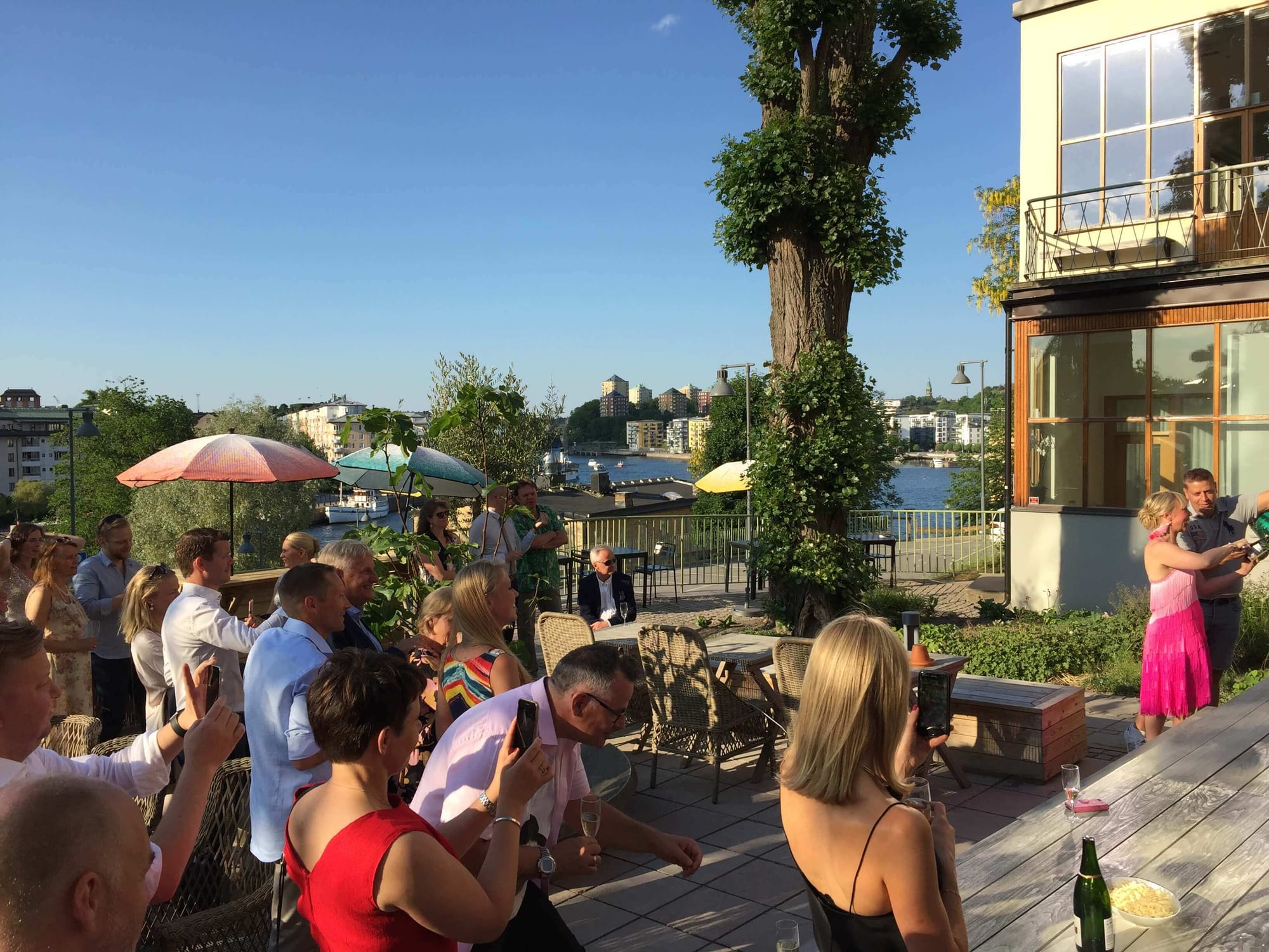 Eatery Lumafabrikens restaurang har en stor uteplats med utsikt mot Hammarbykanalen