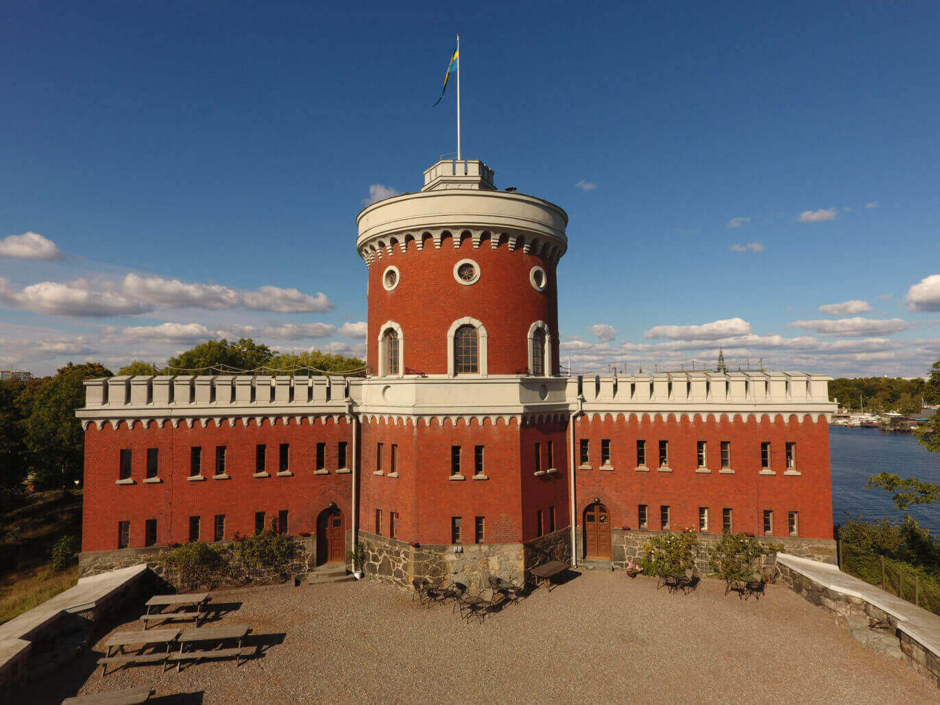 På Kastellet kan du arrangera en fest utomhus i ett vackert partytält på borggården